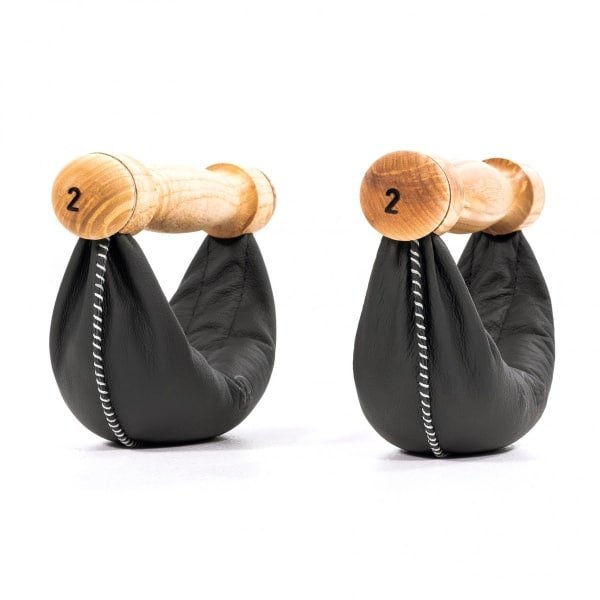 NOHRD Swing Dumbbells Essen 4kg - Set van 2 Halters - Echt Leren Gewichtszak - Ergonomische Essenhouten Handgrepen - Voor Krachttraining & Functionele Training