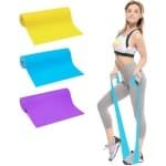 De driedelige fitnessset met weerstandsbanden bestaat uit een oefenband van 150 x 15 cm en een weerstandsband, geschikt voor yoga, pilates, stretching, revalidatie en krachttraining, en biedt drie weerstandsniveaus.