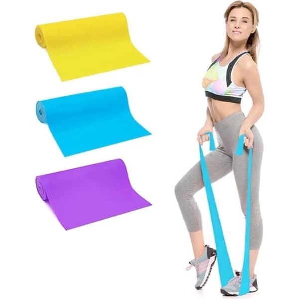 De driedelige fitnessset met weerstandsbanden bestaat uit een oefenband van 150 x 15 cm en een weerstandsband, geschikt voor yoga, pilates, stretching, revalidatie en krachttraining, en biedt drie weerstandsniveaus.