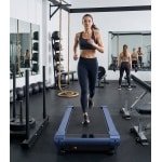 Walking Pad met Automatische Helling 14% - Slimme Onder-Bureau Loopband 1-6 km/u - Extra Groot Loopvlak - Stille Borstelloze Motor - App & LED Verlichting - Voor Thuis & Kantoor - Blauw - Designbest